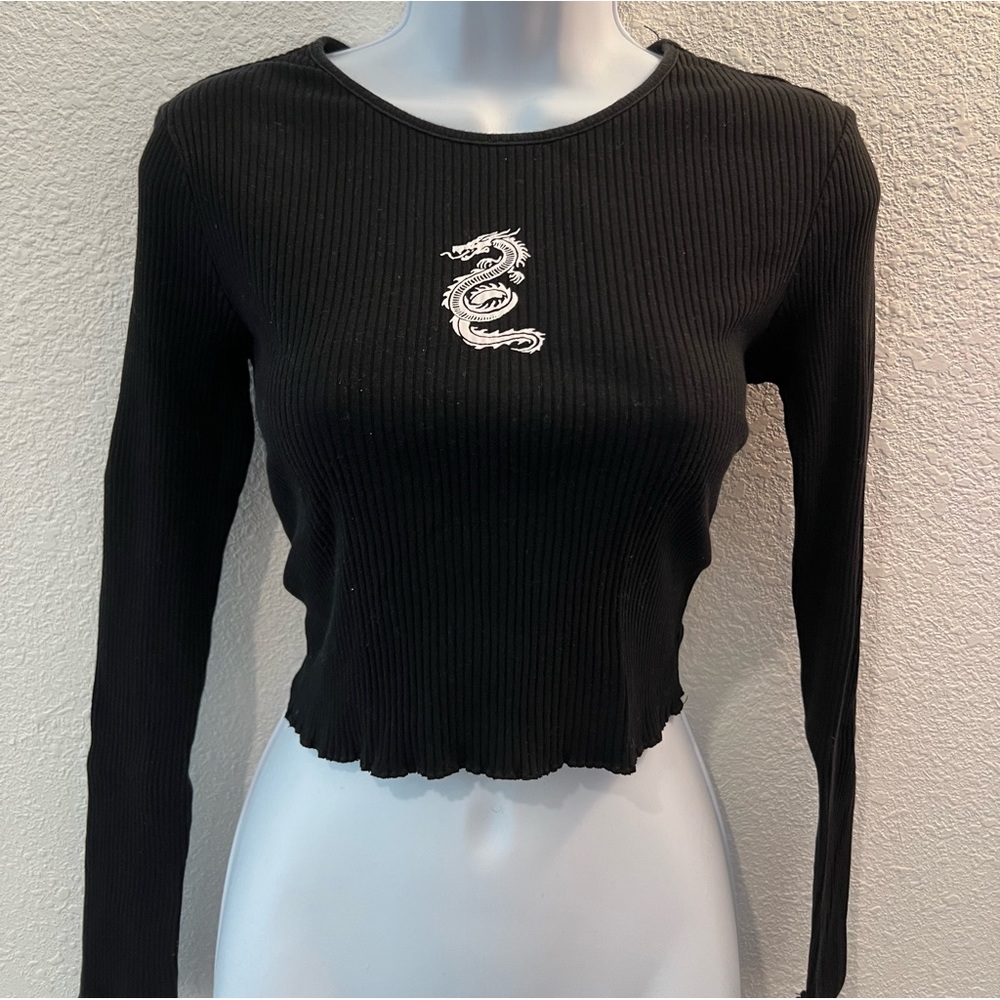 black long sleeve crop